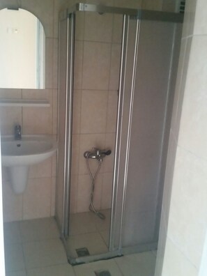 Habitación estándar con 1 cama matrimonial o 2 individuales | Baño | Regadera, secadora de cabello, toallas 