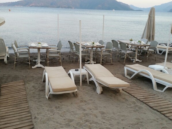 Plage privée, chaise longue, parasol