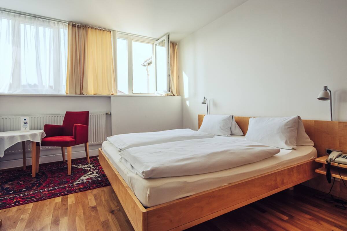 Comfort Double Room | In-room safe, desk, free WiFi, bed sheets