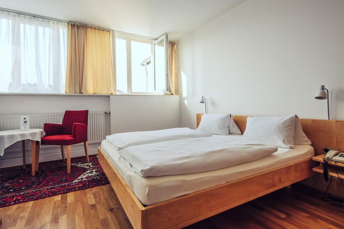 Habitación doble Confort | Caja de seguridad en la habitación, escritorio y wifi gratis