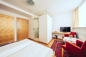 Chambre Double Confort | Coffres-forts dans les chambres, bureau, Wi-Fi gratuit, draps fournis