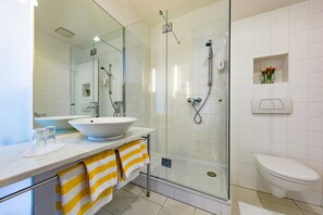 Chambre Double Confort | Salle de bain | Douche, serviettes fournies