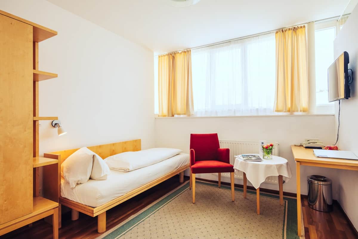 Single Room | In-room safe, desk, free WiFi, bed sheets