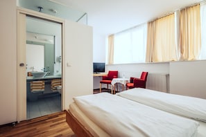 舒适双人房 | 客房内保险箱、办公桌、免费 WiFi、床单