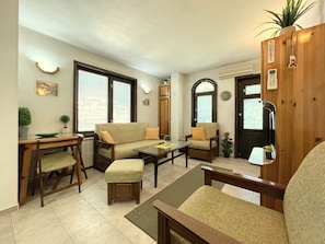 Comfort-Apartment, Terrasse | Wohnbereich | Fernseher