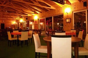 Breakfast, lunch, dinner served; international cuisine  - Abana Berrunil Otel (Bozkurt)