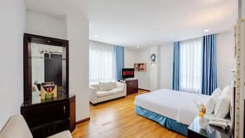 Executive Double Room | Minibar, in-room safe, iron/ironing board, free WiFi