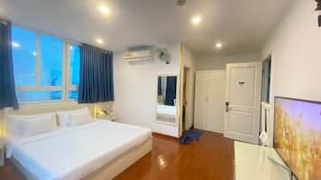 Deluxe Suite Double | Minibar, in-room safe, iron/ironing board, free WiFi