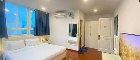 Deluxe Suite Double | Minibar, in-room safe, iron/ironing board, free WiFi