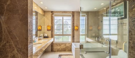 Habitación doble junior, vista a la ciudad | Baño | Amenidades de baño gratuitas, secadora de cabello, batas, pantuflas