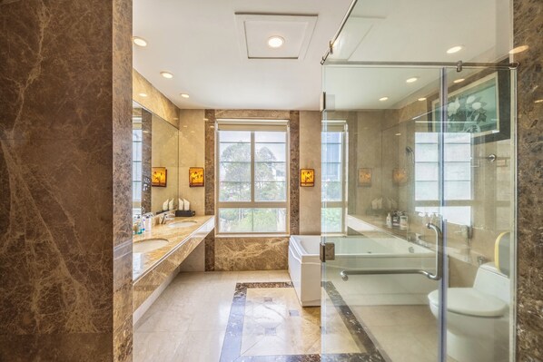 Junior Suite Room | Bathroom | Free toiletries, hair dryer, bathrobes, slippers
