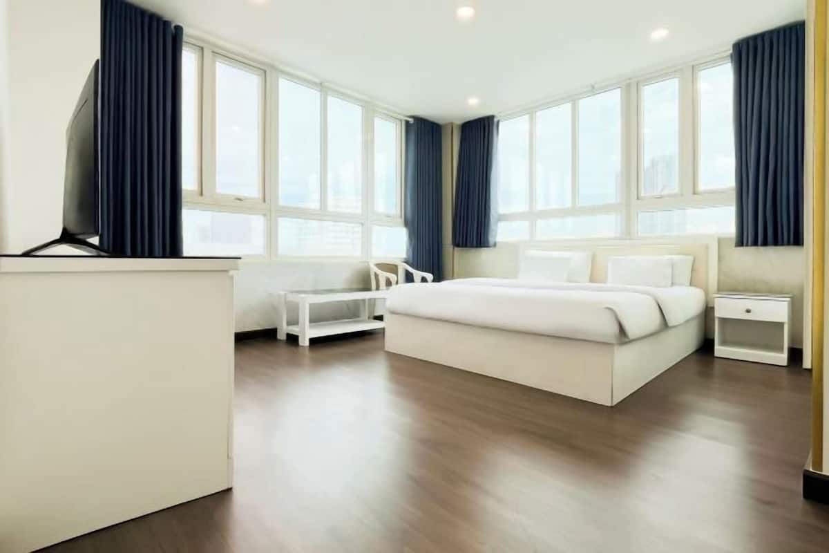 Minibar, in-room safe, iron/ironing board, free WiFi