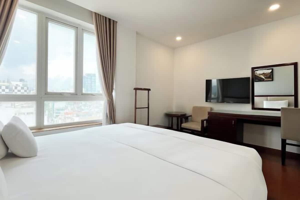 Minibar, in-room safe, iron/ironing board, free WiFi