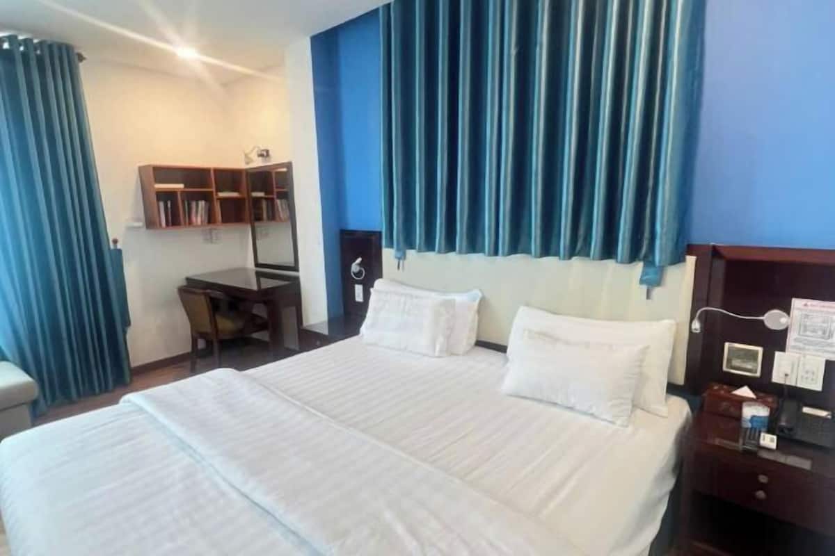 Minibar, in-room safe, iron/ironing board, free WiFi