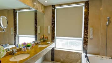 Executive Double Room | Bathroom | Free toiletries, hair dryer, bathrobes, slippers