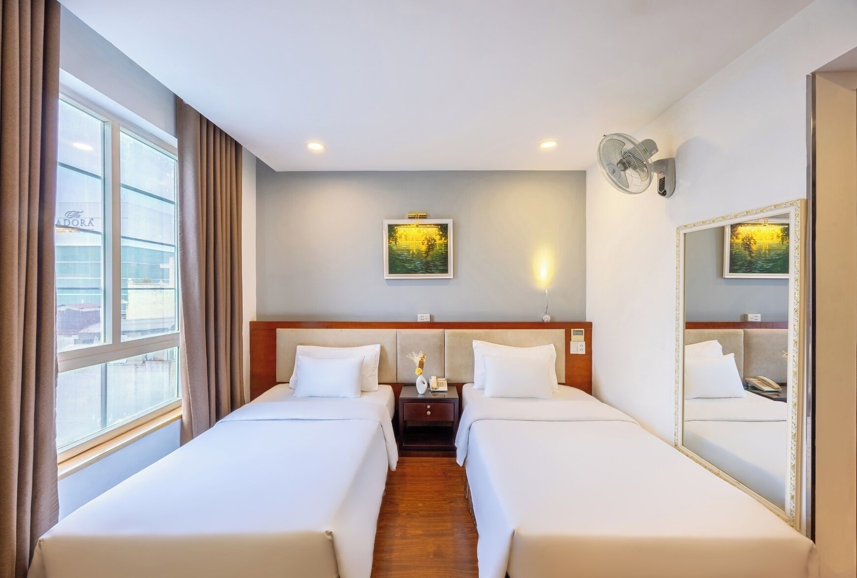 Minibar, brankas, setrika/meja setrika, dan Wi-Fi gratis