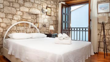 Standard Double Room | Minibar, in-room safe, individually decorated, individually furnished