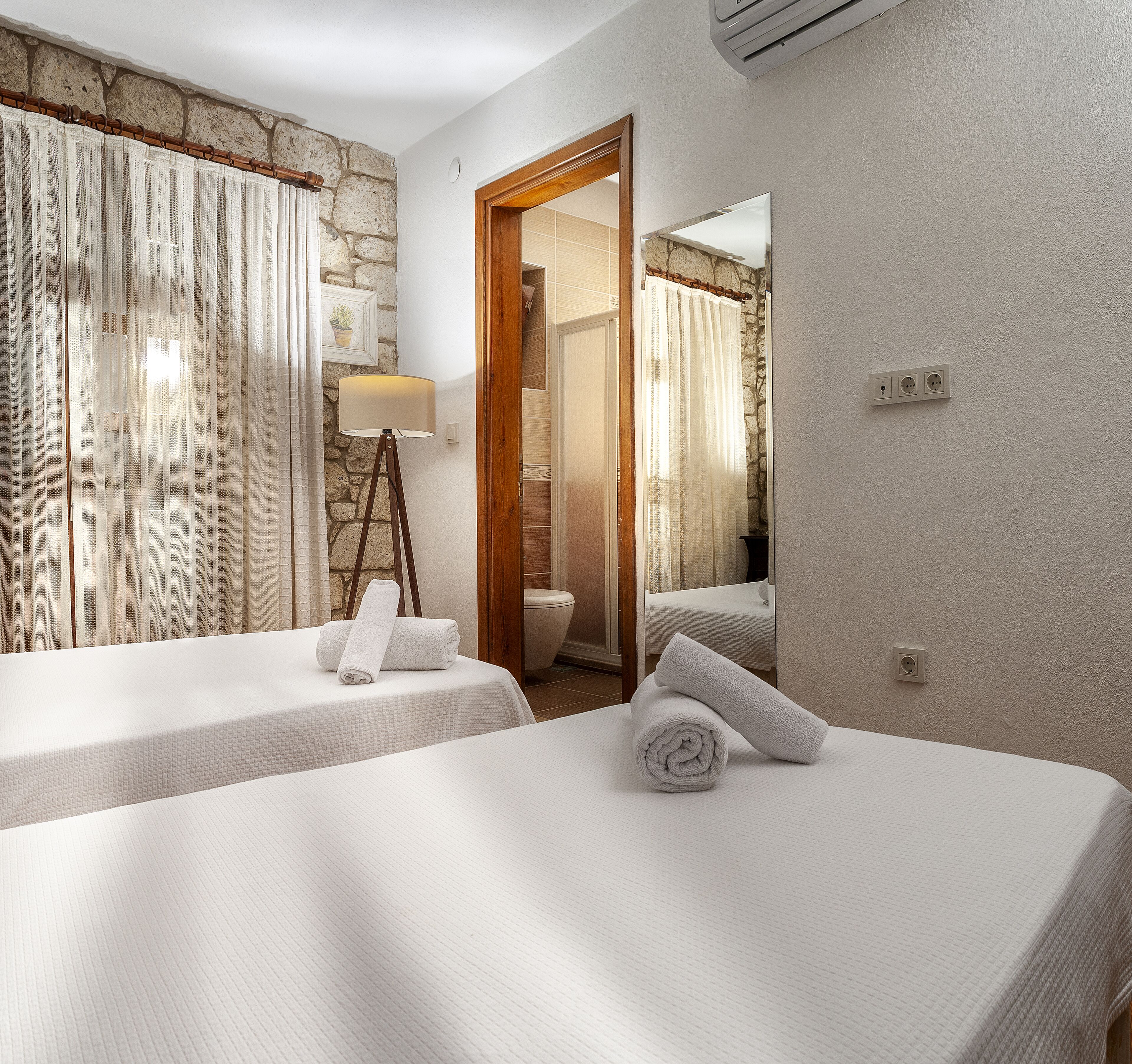 standard twin room | 1 bedroom, minibar, in-room safe, individually decorated