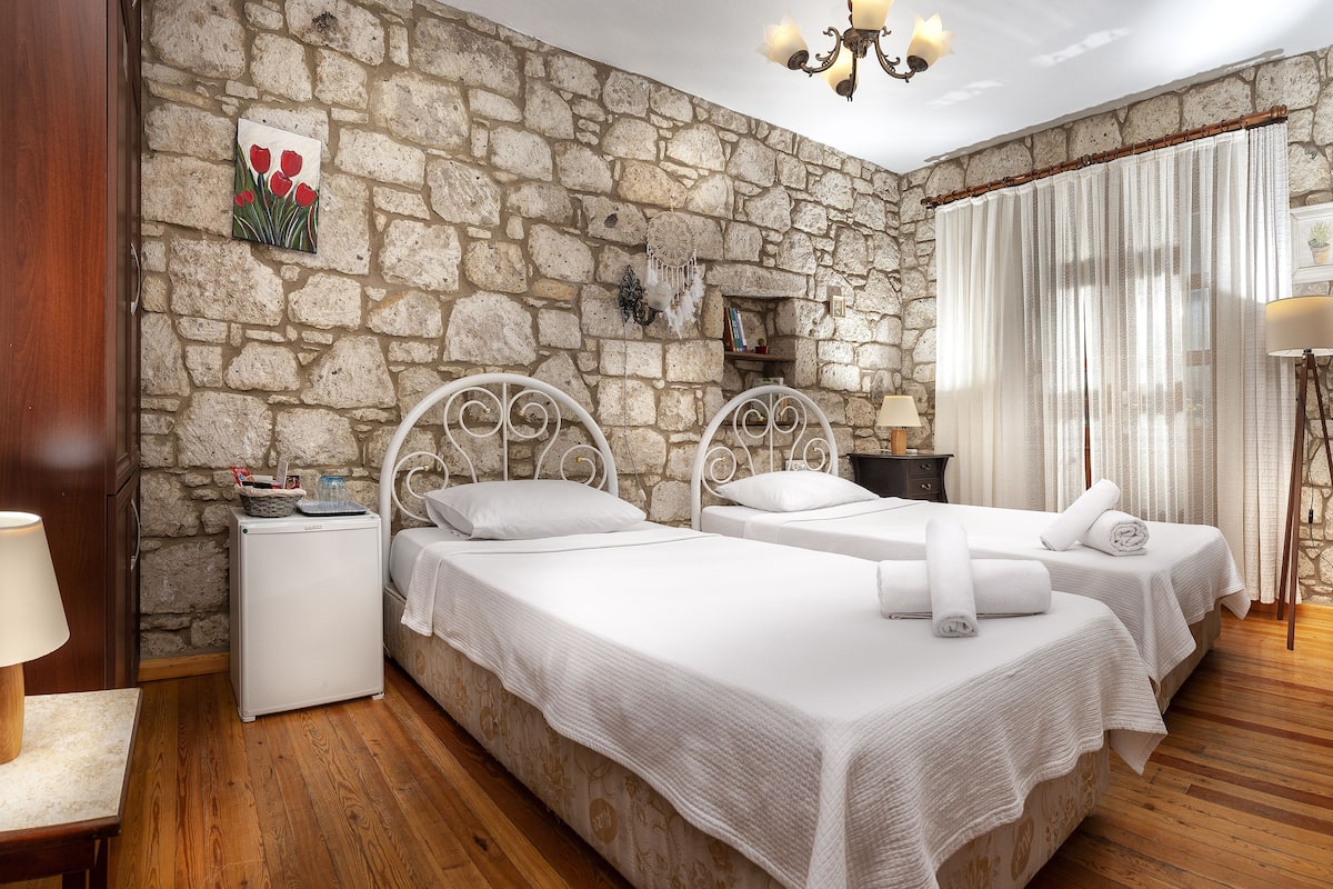 Quarto duplo standard | Frigobar, cofres nos quartos, individualmente decorados