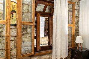 Minibar, caja de seguridad en la habitación y decoración personalizada