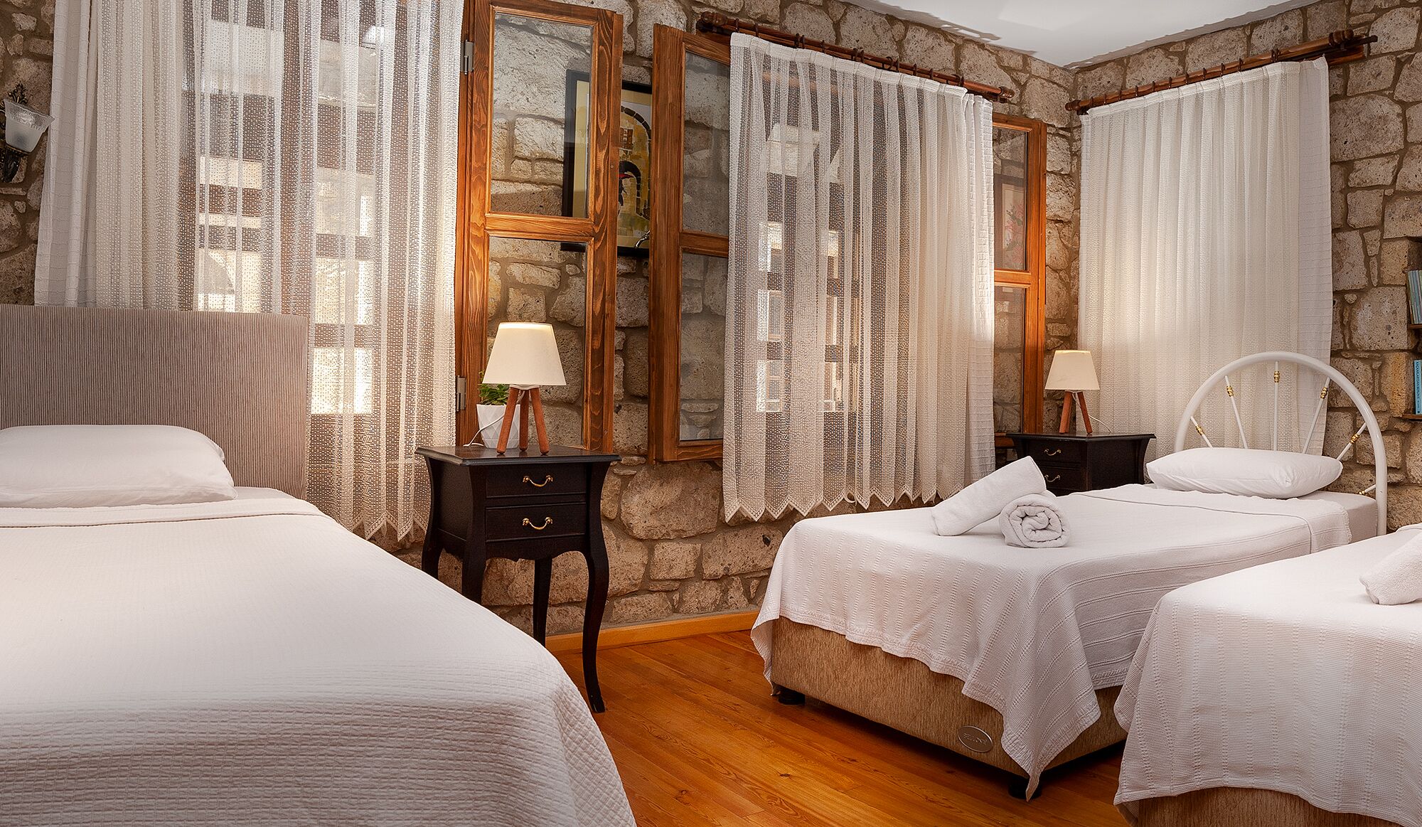 deluxe triple room, 3 single beds | 1 bedroom, minibar, in-room safe, individually decorated