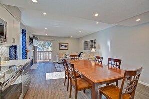 Condo, 2 Bedrooms | Dining