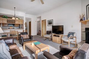 Condo, 2 chambres | Aire de séjour