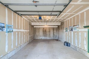 Condo, 2 Bedrooms | Property grounds