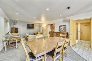 Dining - Cedar Lodge 309 Studio Bedroom Condo by RedAwning (Frisco)