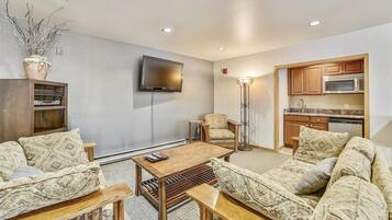 Monolocale | Area soggiorno | TV, lettore DVD