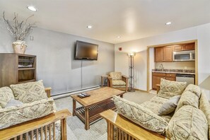 Living area - Cedar Lodge 309 Studio Bedroom Condo by RedAwning (Frisco)