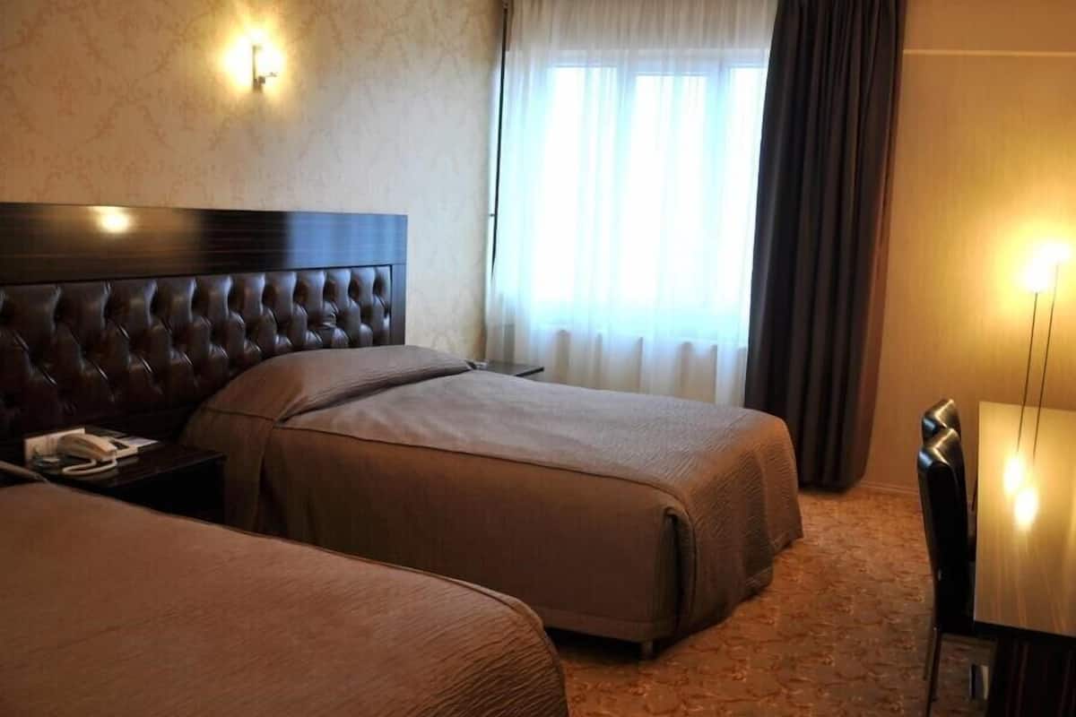 Minibar, desk, WiFi (free)