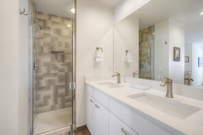 Bathroom - River Glen  106c 2 Bedroom Condo by RedAwning (Frisco)