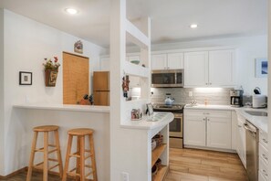 Appart'hôtel, 2 chambres | Cuisine privée | Micro-ondes, four, lave-vaisselle, cafetière/bouilloire