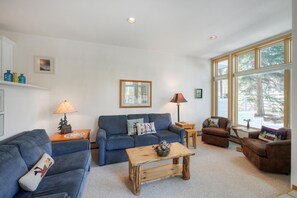 Apartment, 2 Schlafzimmer | Wohnbereich | Fernseher, DVD-Player