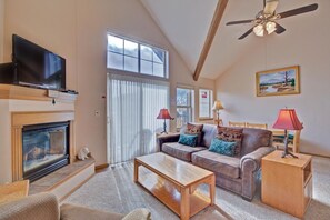 Condo, 2 Bedrooms | Living area
