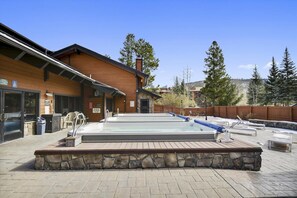 Condo, 2 habitaciones | Alberca | Alberca techada y alberca al aire libre