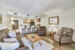 Condo, 2 habitaciones | Área de sala de estar | Televisión y reproductor de DVD 