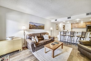 Condo, 2 Bedrooms | Living area