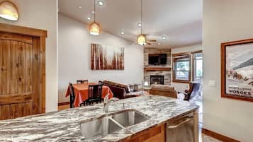 Condo, 3 Bedrooms | Interior