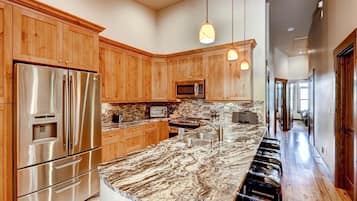 Condo, 3 Bedrooms | Private kitchen | Microwave, oven, dishwasher, coffee/tea maker