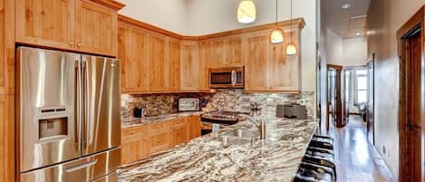 Appart'hôtel, 3 chambres | Cuisine privée | Micro-ondes, four, lave-vaisselle, cafetière/bouilloire