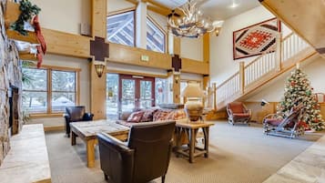 Apartamento, 2 habitaciones | Sala de estar | Una televisión