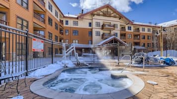 Apartamento, 2 habitaciones | Bañera de hidromasaje al aire libre