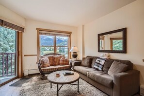 Condo, 2 chambres | Aire de séjour | Téléviseur