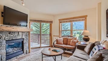 Apartamento, 2 habitaciones | Zona de estar | Una televisión