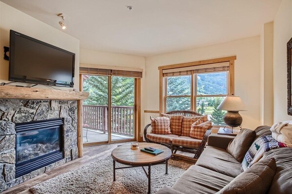 Condo, 2 chambres | Aire de séjour | Téléviseur