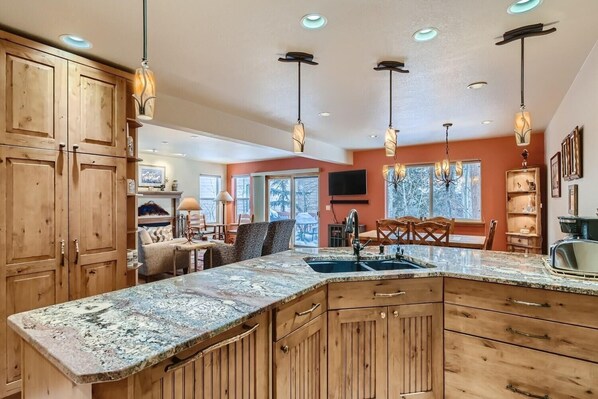 Townhome, 3 Bedrooms | Private kitchen | Microwave, oven, dishwasher, coffee/tea maker