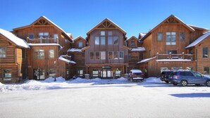 A large wooden lodge with multiple balconies and a central entrance. - Mount Victoria Lodge #d 3 Bedroom Condo by RedAwning (Frisco)