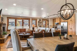 Dining - Mount Victoria Lodge #d 3 Bedroom Condo by RedAwning (Frisco)